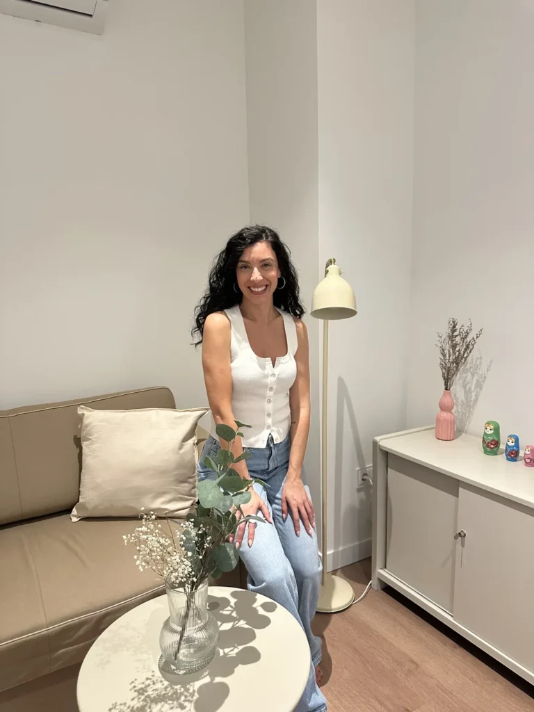 Natalia Pitarch en el despacho de psicología de Reconecta Contigo
