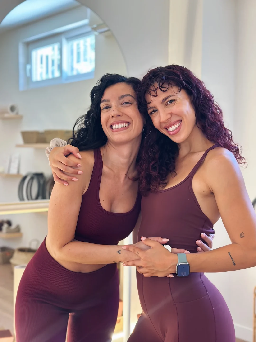 Natalia y Diana Pitarch sonriendo en el estudio Reconecta Contigo