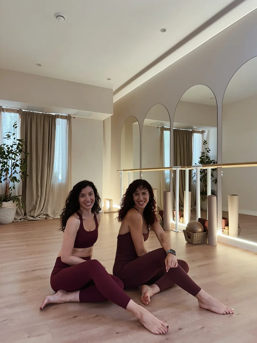 Natalia y Diana Pitarch sentadas en el estudio Reconecta Contigo